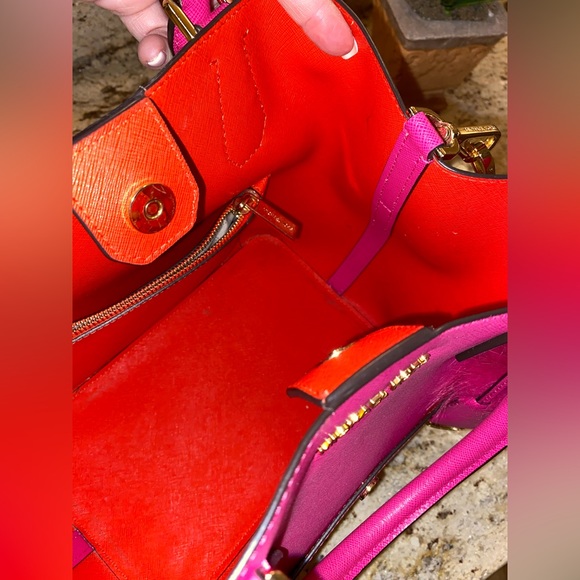 MICHAEL KORS DESIGNER HANDBAG WITH MATCHING POMPOM BALL - Picture 4 of 5